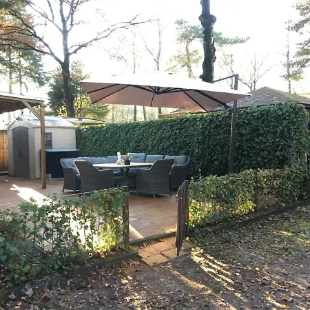 Prachtige Chalet Op De Veluwe Nabij Hoenderloo شاليه *